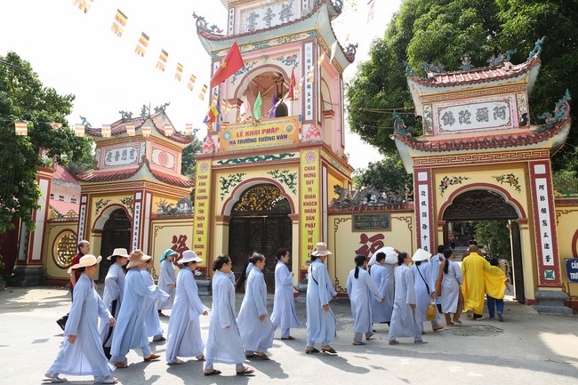 Dong Cao Pagoda offering to the rain retreat schools